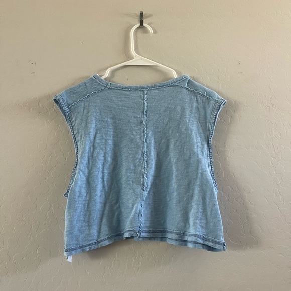 Blue Sleeveless Top with Floral Design - Picture 3 of 3